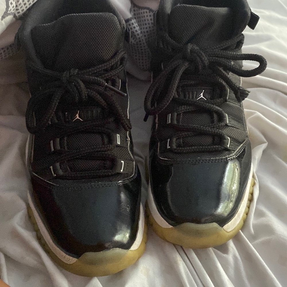 I’m selling jordans there a size 9.5